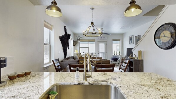 Interior - Weekend Locals - Garage - WiFi - Deck - Townhome - AC - Pet friendly (McCall)