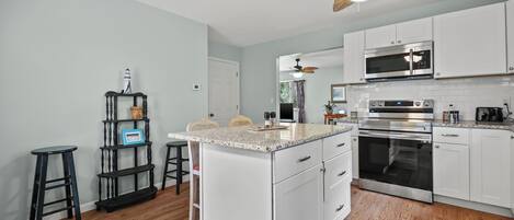 Een koelkast, een magnetron, een oven, een kookplaat