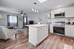 Kylskåp, mikrovågsugn, ugn och spishäll