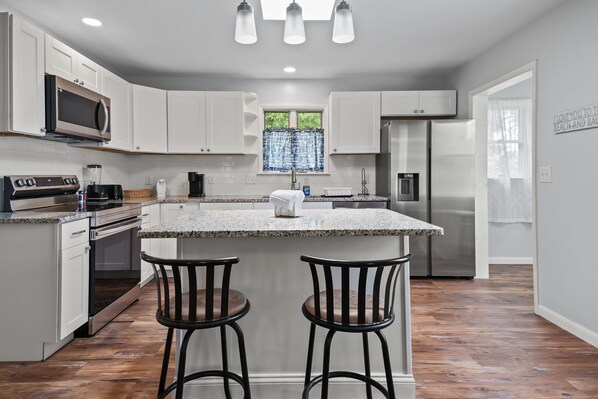 Kylskåp, mikrovågsugn, ugn och spishäll