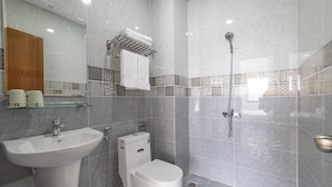 A modern bathroom with a sink, toilet, and shower. - Happy Hotel Apartment (Cam Ly - Da Lat)