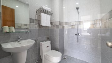 Apartament Deluxe | Bany | Capçal de dutxa d'hidromassatge, assecador de cabells i sabatilles