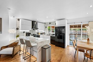 Fridge, microwave, oven, stovetop - 🌅 Modern, Trendy 4BD & 3BA house with great amenities 🌉🎆 (Concord)
