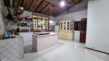 Geladeira, cooktop, cafeteira/chaleira, liquidificador