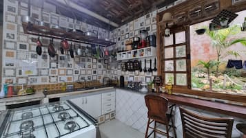 Geladeira, cooktop, cafeteira/chaleira, liquidificador