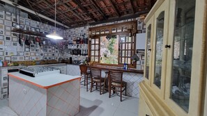 Een koelkast, een kookplaat, een koffiezetapparaat/waterkoker