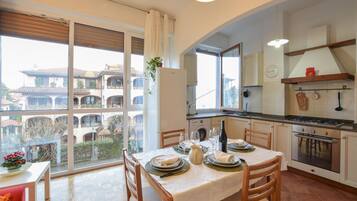 Frigorifero, piano cottura, macchina per tè/caffè