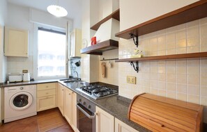 Refrigerador, parrilla de estufa y cafetera y tetera 