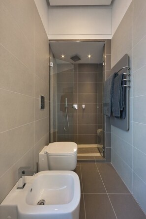 Dusche, Haartrockner, Handtücher