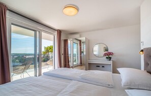 6 bedrooms, travel cot, free WiFi, bed sheets