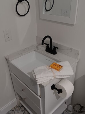 Sèche-cheveux, serviettes fournies, savon, papier toilette