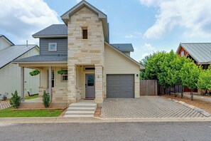 Exterior - Rodeo Inn | Long Terms Welcome (Fredericksburg)