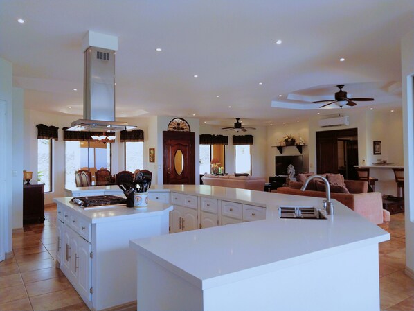 Interior - Oceanview villa•housekeeping•BBQ•Pool•4 TVs•Garden: Casa Sol Azul (Potrero)