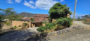 Property grounds - Oceanview villa•housekeeping•BBQ•Pool•4 TVs•Garden: Casa Sol Azul (Potrero)