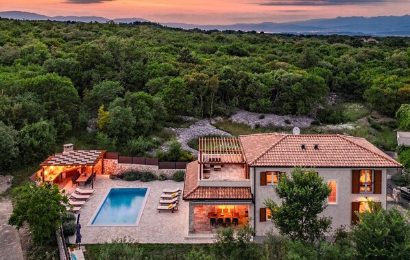 A heated pool - Lovely home in Dobrinj (Dobrinj)