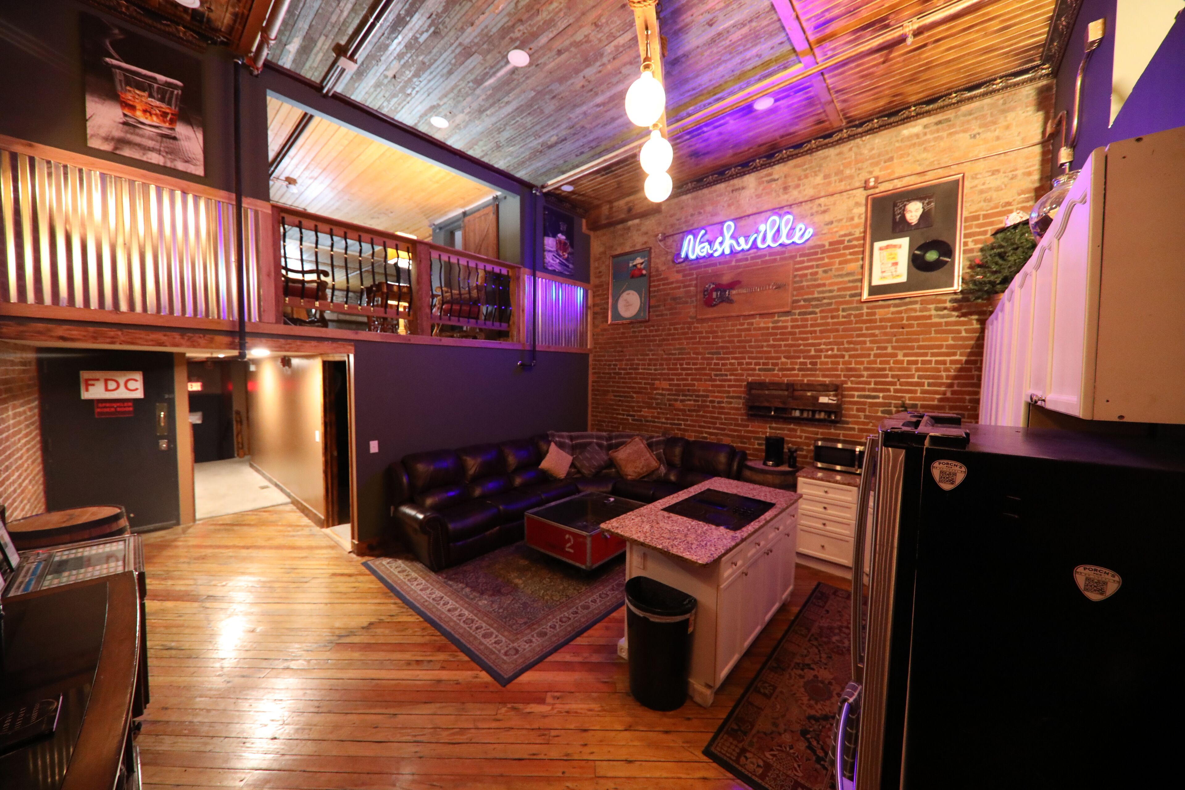 Rock Star Mansion: 8 Bedroom, 5bth, 6000 SF, two floors in the HEART OF DOWNTOWN