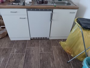 Kühlschrank, Mikrowelle, Herdplatte, Wasserkocher mit Kaffee-/Teezubehör