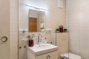 Douche, sèche-cheveux, serviettes fournies