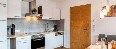 Kühlschrank, Mikrowelle, Ofen, Herdplatte