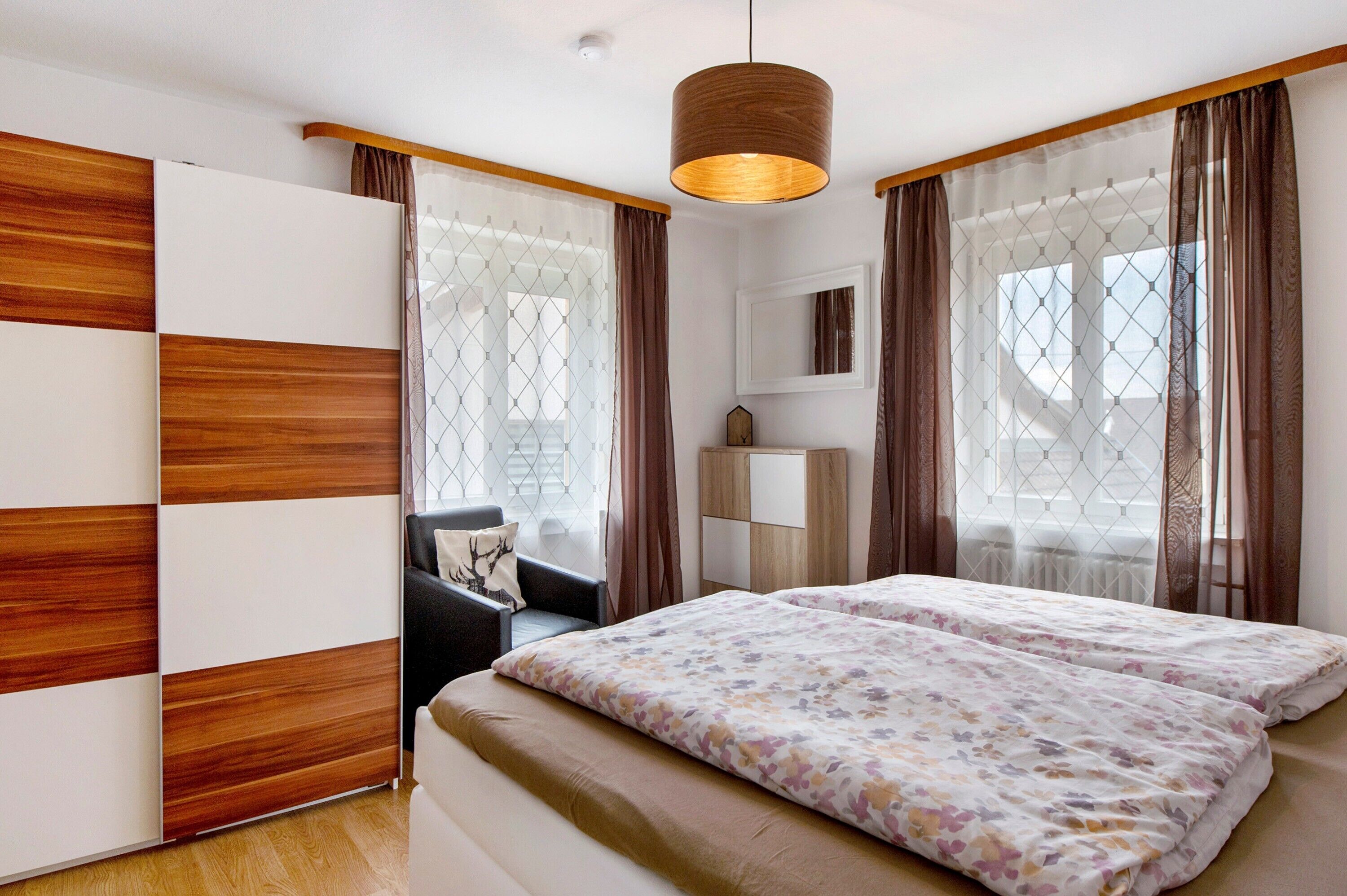 4 slaapkamers, een strijkplank/strijkijzer, gratis wifi, beddengoed