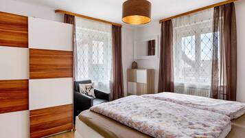 4 slaapkamers, een strijkplank/strijkijzer, gratis wifi, beddengoed