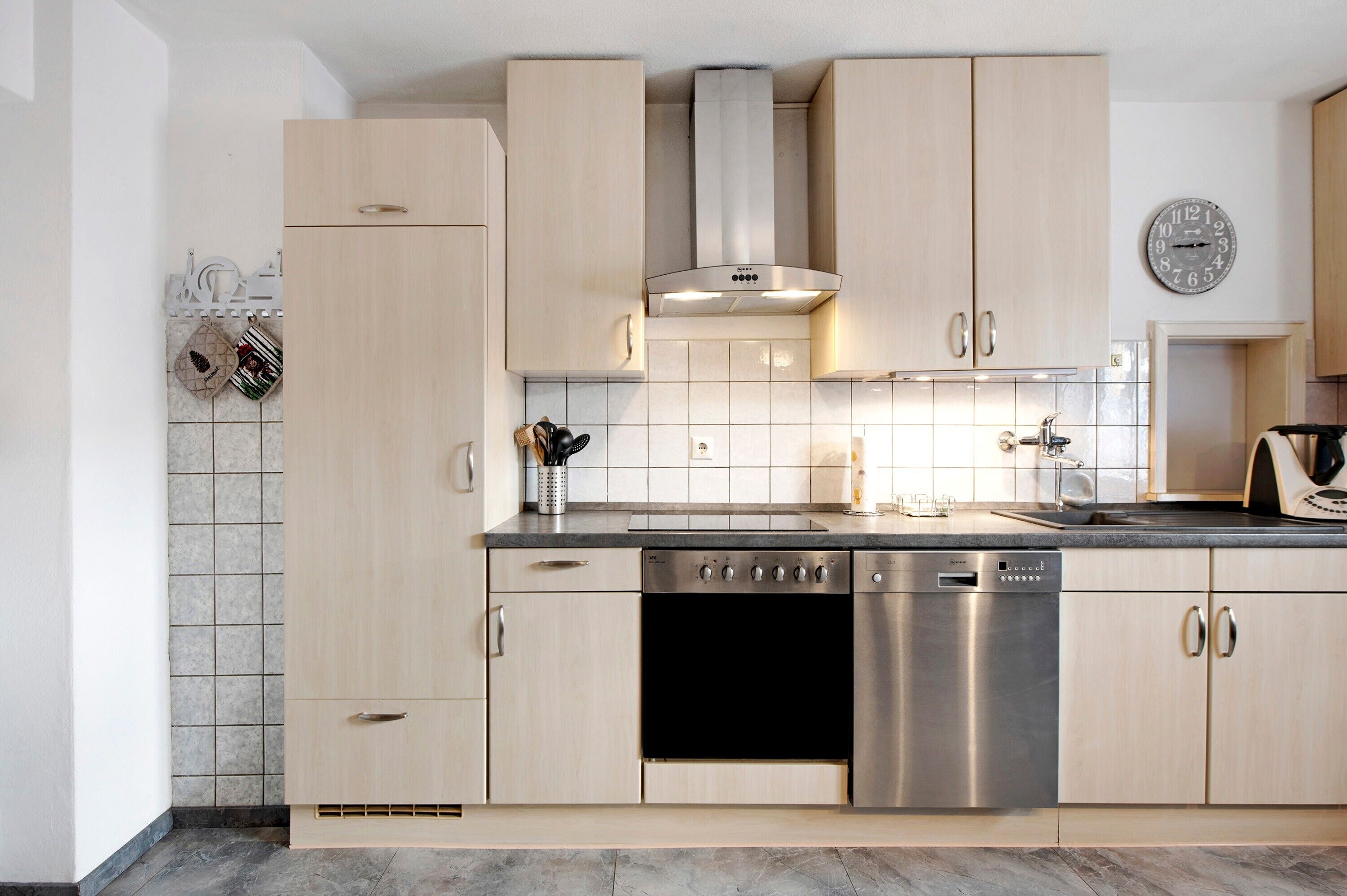 Een koelkast, een magnetron, een oven, een kookplaat