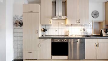 Een koelkast, een magnetron, een oven, een kookplaat