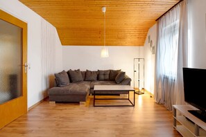 TV, lettore DVD, tavolo da ping pong, impianto stereo