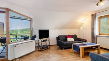 Fernseher, Tischtennisplatte, Stereoanlage