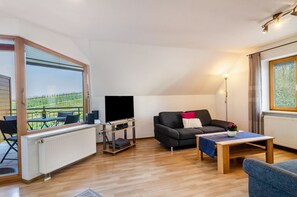 TV, ping pong, stereo - Apartment 'Ferienwohnung 2' with Shared Garden, Balcony and Wi-Fi (Hagnau am Bodensee)