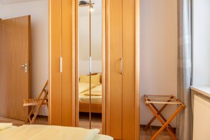 2 bedrooms, free WiFi, bed sheets - Apartment 'Ferienwohnung 2' with Shared Garden, Balcony and Wi-Fi (Hagnau am Bodensee)