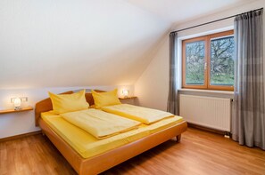 2 bedrooms, free WiFi, bed sheets - Apartment 'Ferienwohnung 2' with Shared Garden, Balcony and Wi-Fi (Hagnau am Bodensee)