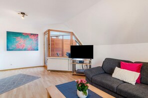TV, ping pong, stereo - Apartment 'Ferienwohnung 2' with Shared Garden, Balcony and Wi-Fi (Hagnau am Bodensee)