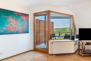 Interior - Apartment 'Ferienwohnung 2' with Shared Garden, Balcony and Wi-Fi (Hagnau am Bodensee)