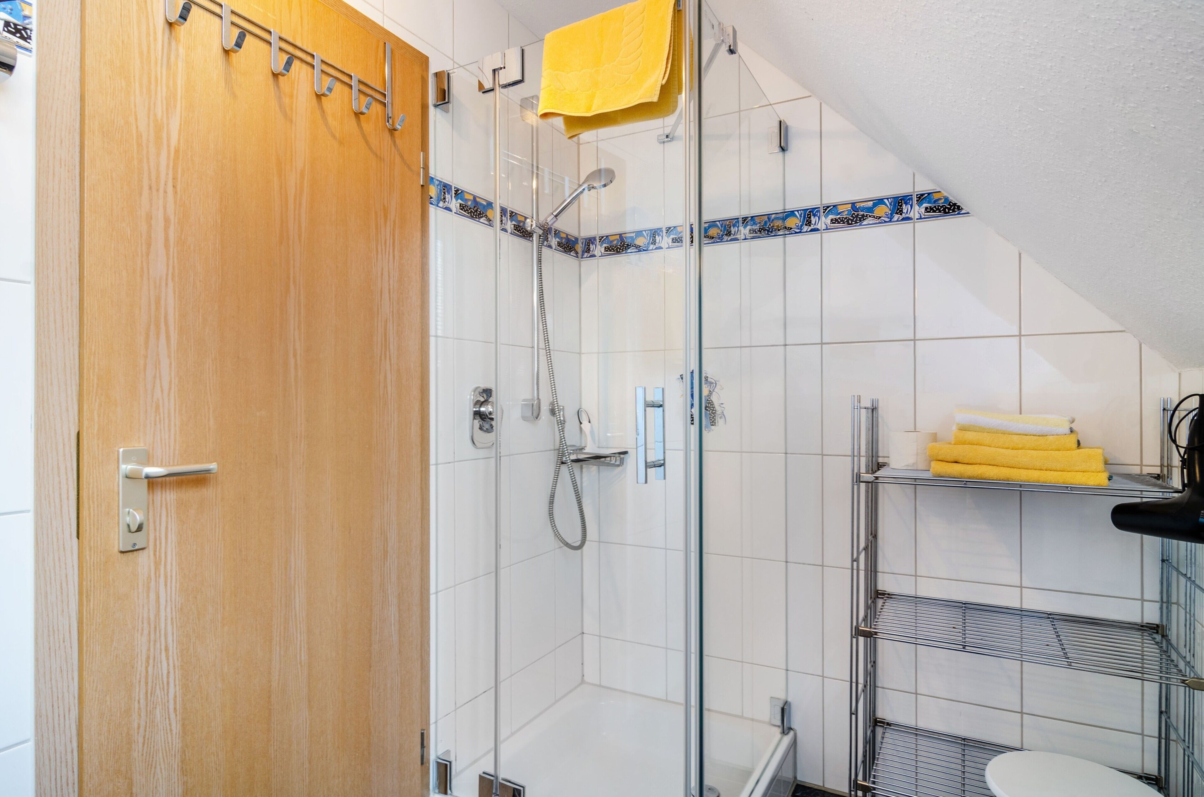 Dusche, Haartrockner, Handtücher