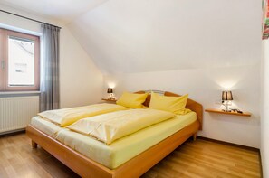 2 bedrooms, free WiFi, bed sheets - Apartment 'Ferienwohnung 2' with Shared Garden, Balcony and Wi-Fi (Hagnau am Bodensee)