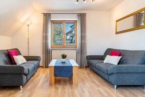 TV, table tennis, stereo - Apartment 'Ferienwohnung 2' with Shared Garden, Balcony and Wi-Fi (Hagnau am Bodensee)