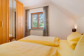 2 bedrooms, free WiFi, bed sheets - Apartment 'Ferienwohnung 2' with Shared Garden, Balcony and Wi-Fi (Hagnau am Bodensee)