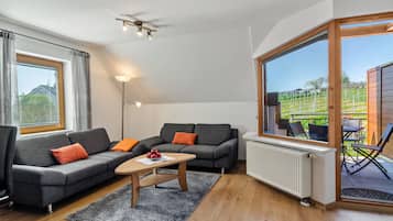 Fernseher, Tischtennisplatte, Stereoanlage