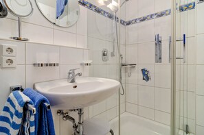 Ducha, secador de pelo y toallas