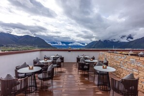 Outdoor dining - JOVE MOUNTAIN UrCove Nyingchi Hotel (Nyingtri)