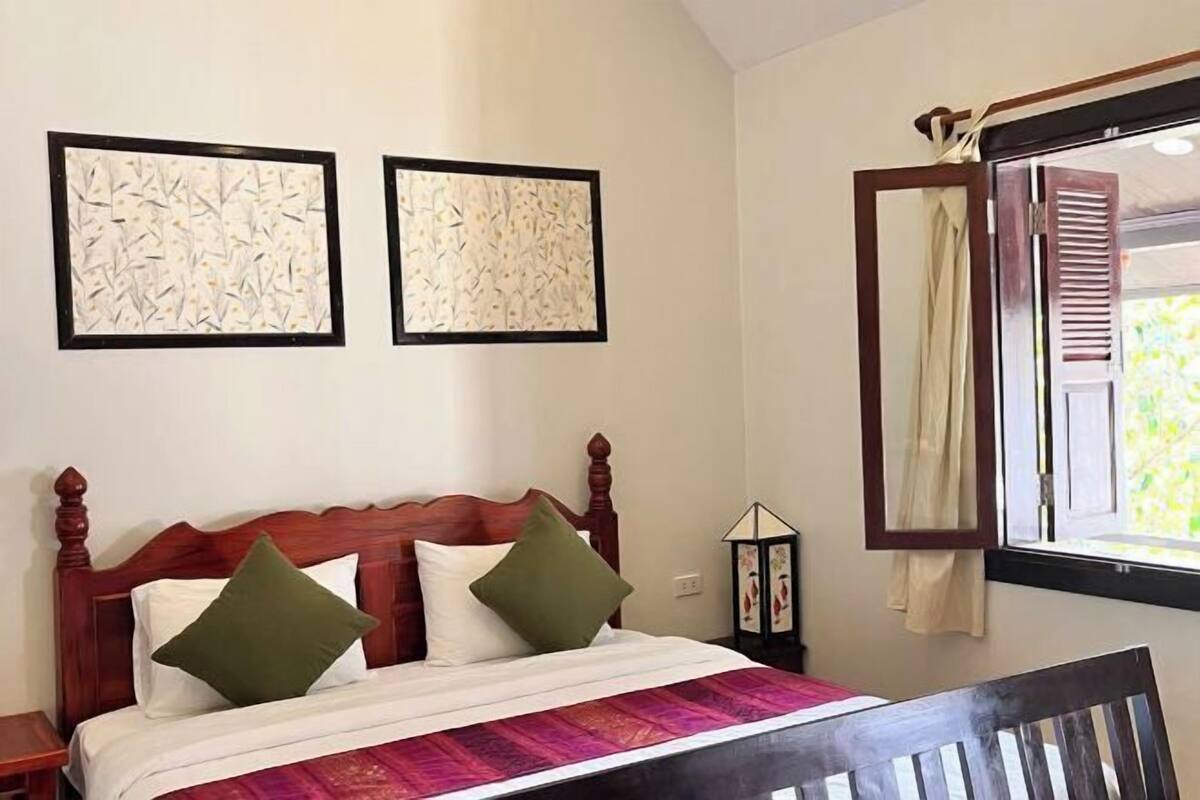 Memory foam beds, desk, soundproofing, free WiFi
