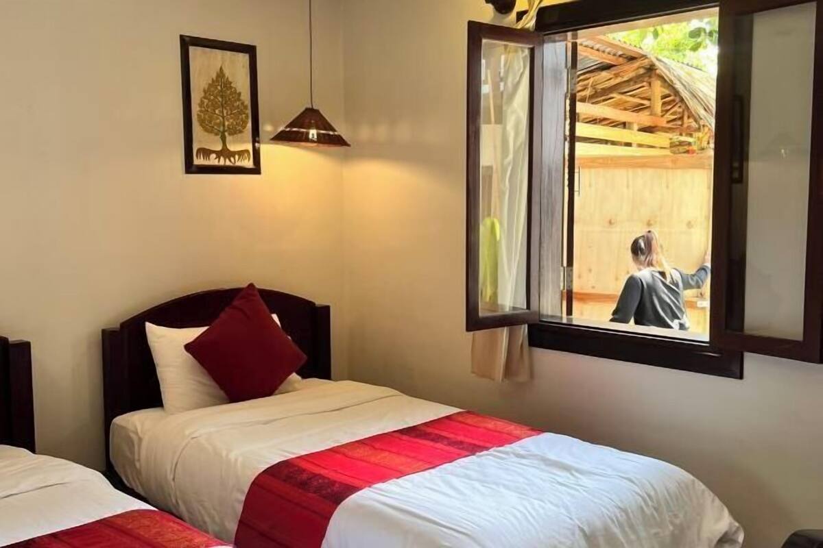 Memory foam beds, desk, soundproofing, free WiFi