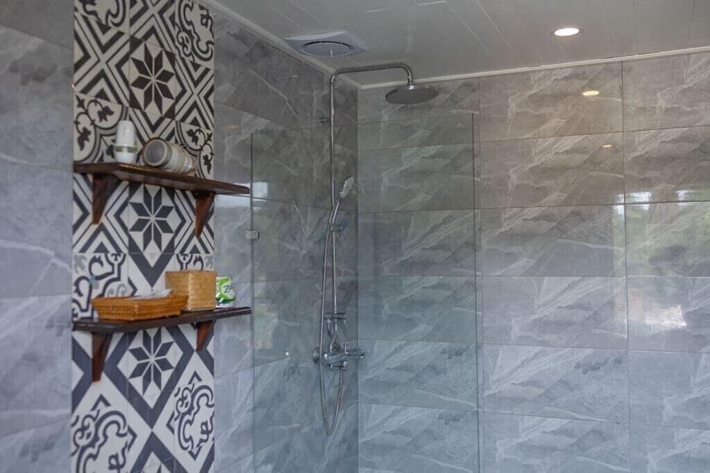 Standard Double or Twin Room | Bathroom | Shower, rainfall showerhead, hair dryer, slippers