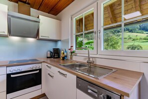 Frigorifero, forno, piano cottura, lavastoviglie