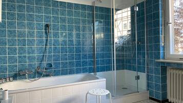 Dusche, kostenlose Toilettenartikel, Haartrockner, Handtücher