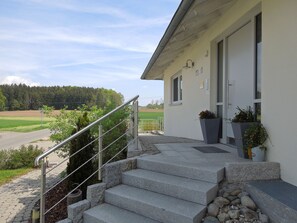 Exterior detail - Apartment "Ferienwohnung 1" with Shared Garden, Balcony and Wi-Fi (Bad Waldsee)