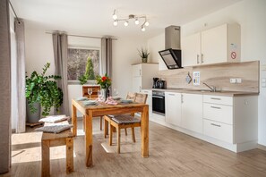 Fridge, oven, stovetop, dishwasher - Apartment "Ferienwohnung 1" with Shared Garden, Balcony and Wi-Fi (Bad Waldsee)