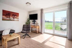 TV, DVD player, stereo - Apartment "Ferienwohnung 1" with Shared Garden, Balcony and Wi-Fi (Bad Waldsee)