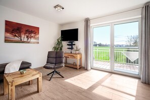 テレビ、DVD プレーヤー、ステレオ